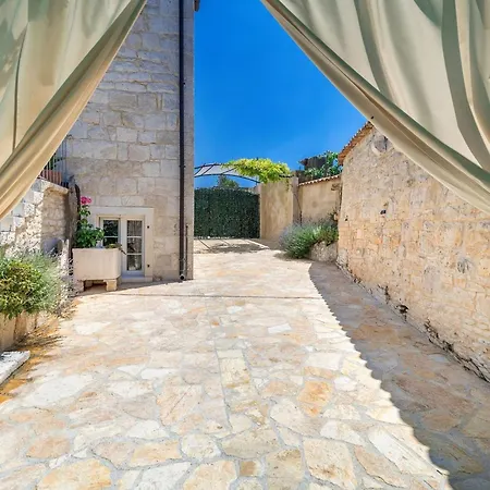 Hébergement de vacances Krika -three Bedroom With Heated Pool And Jacuzzi Škrip