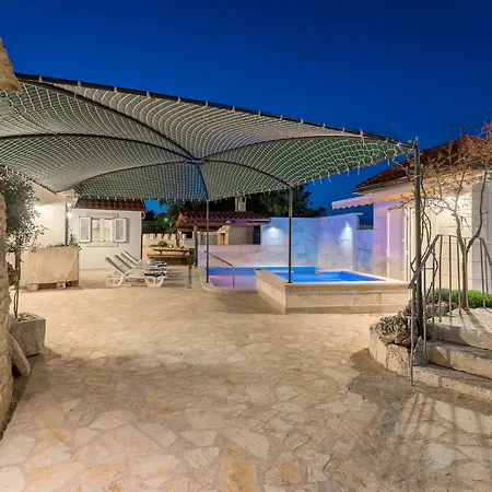 Krika -three Bedroom With Heated Pool And Jacuzzi Škrip