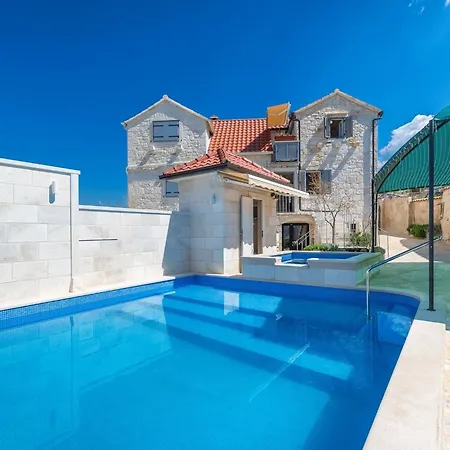 Hébergement de vacances Krika -three Bedroom With Heated Pool And Jacuzzi