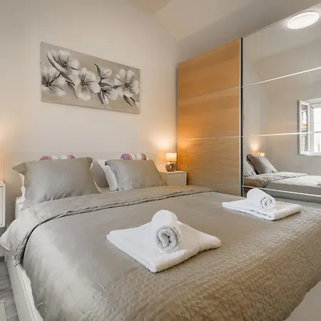 Krika -three Bedroom With Heated Pool And Jacuzzi Škrip
