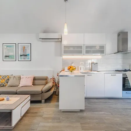 Hébergement de vacances Krika -three Bedroom With Heated Pool And Jacuzzi *