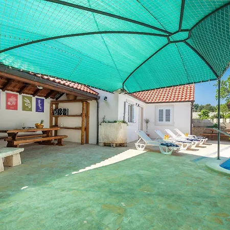 Hébergement de vacances Krika -three Bedroom With Heated Pool And Jacuzzi *