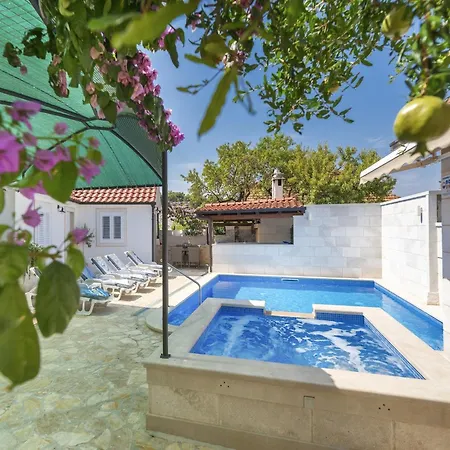 Hébergement de vacances Krika -three Bedroom With Heated Pool And Jacuzzi Škrip