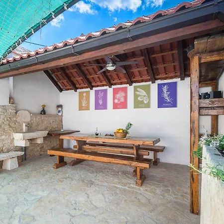 펜션 Krika -three Bedroom With Heated Pool And Jacuzzi *