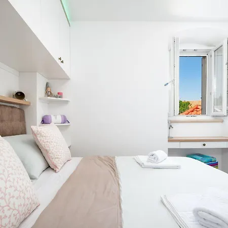 Krika -three Bedroom With Heated Pool And Jacuzzi 펜션