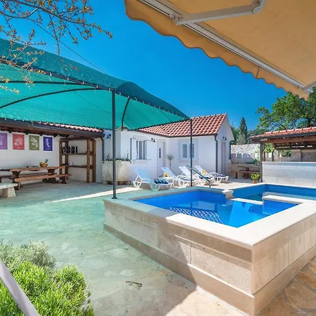 Krika -three Bedroom With Heated Pool And Jacuzzi 펜션