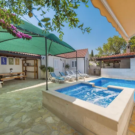펜션 Krika -three Bedroom With Heated Pool And Jacuzzi